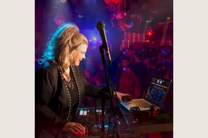 Profi Sängerin und DJ Sonja - Ihr musikalisches Tagesprogramm